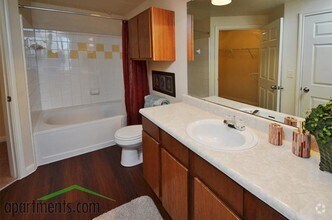 Le Bathroom Red Oak Town Village Apartments