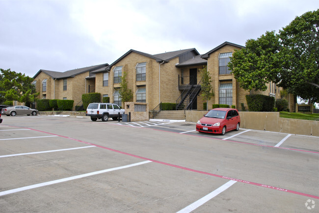 Country Club Condos - Garland, TX | Apartment Finder