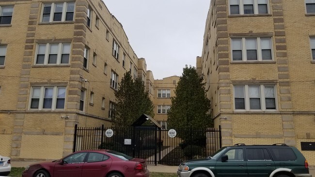 210 N Kenneth Ave Chicago Il Apartment Finder Kenneth Maine Entrance To 210 Building N Ave