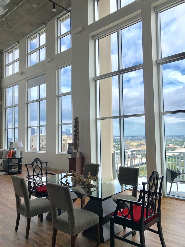 Floor To Ceiling Window Apartments Houston : Check Out the Apartment