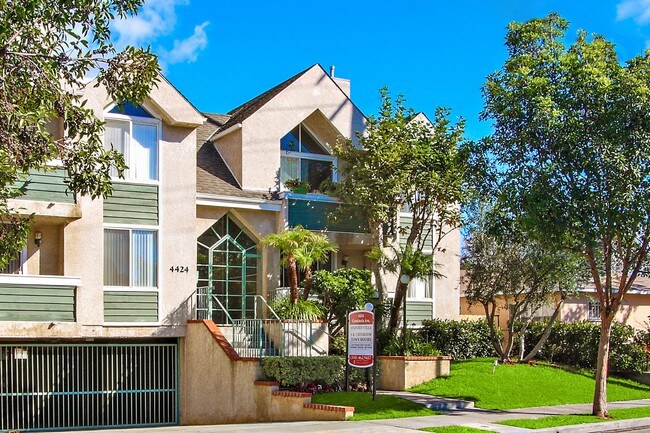 Oxford Villa - Los Angeles, CA | Apartment Finder