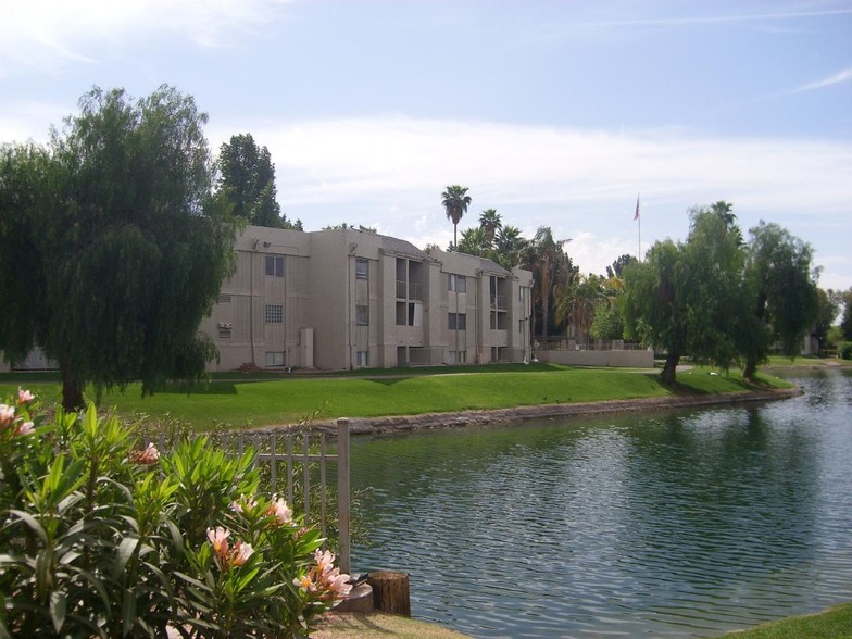 Biltmore on the Lake - Phoenix, AZ | Apartment Finder