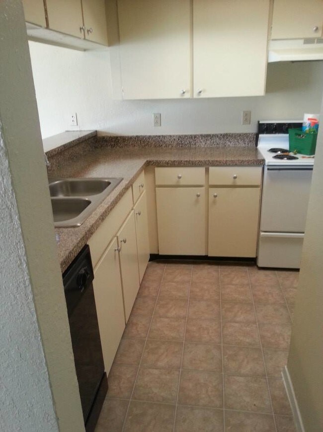 Holly Hills Denton, TX Apartment Finder