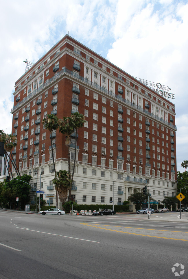 Sheraton Town House - Los Angeles, CA | Apartment Finder