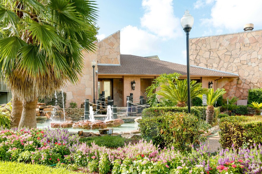 The Landing at Westchase Houston, TX Apartment Finder