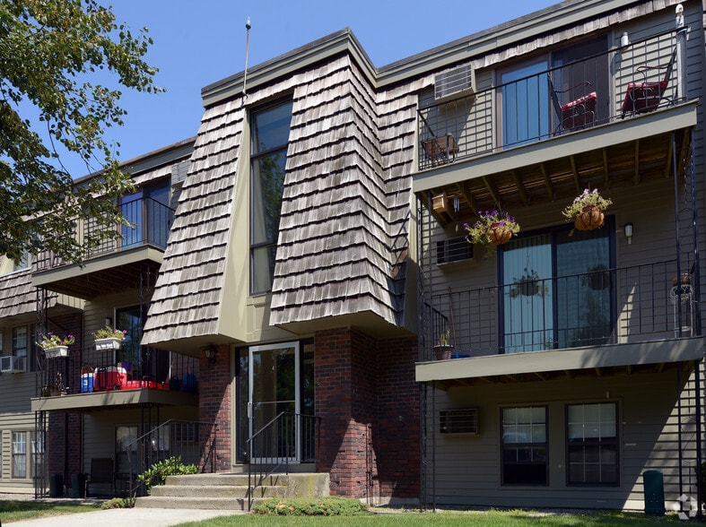 Royal Park Apartments and Townhomes North Attleboro, MA Apartment