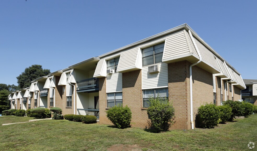 Millbrook Village - Edison, NJ | Apartment Finder Millbrook Village - Edison, NJ | Apartment Finder